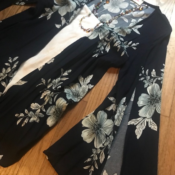 🌷.🌷 Kimono Open Bell Sleeves 🌷.🌷 - Picture 2 of 5